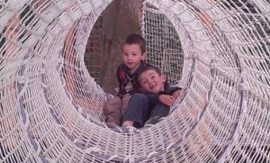 aire de jeux pour enfants en sortie scolaire et sortie en famille