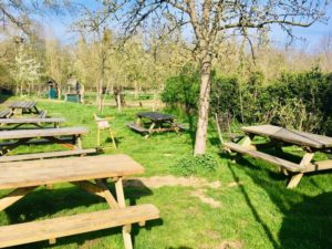 table de pique-nique dans notre ferme pédagogique si vous vous demandiez ou manger en normandie