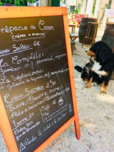 table de pique-nique dans notre ferme pédagogique si vous vous demandiez ou manger en normandie